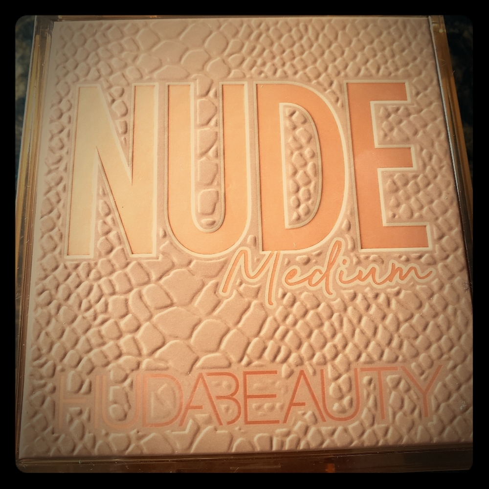 Huda Beauty eyeshadow palette